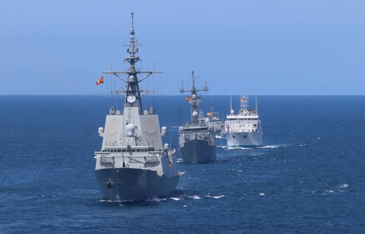 Parte de la formación naval, encabezada por la fragata “Méndez Núñez”. (foto J. Maíz Gtez) Parte de la formación naval, encabezada por la fragata “Méndez Núñez”. (foto J. Maíz Gtez)