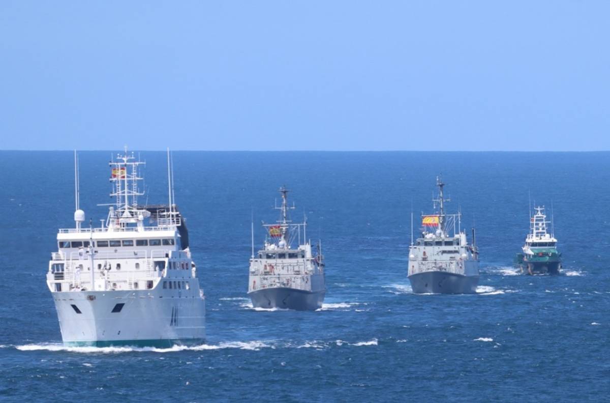 En primer plano, el buque auxiliar “Intermares”, seguido por dos cazaminas, y cerrando el patrullero de la (foto J. Maíz Gtez) En primer plano, el buque auxiliar “Intermares”, seguido por dos cazaminas, y cerrando el patrullero de la (foto J. Maíz Gtez)