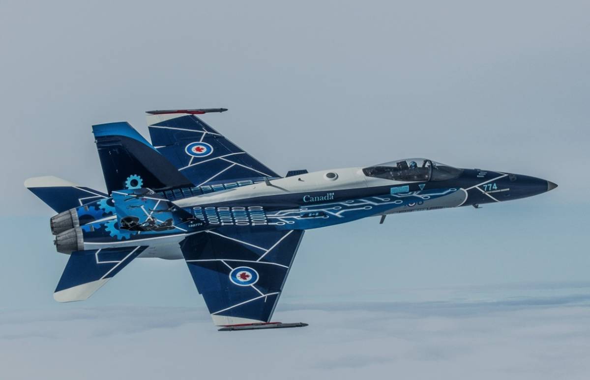 El espectacular CF-18 de la RCAF, que lleva una decoración especial que recuerda los 100 años de la Fuerza. (Foto Ministerio de Defensa de Canadá) El espectacular CF-18 de la RCAF, que lleva una decoración especial que recuerda los 100 años de la Fuerza. (Foto Ministerio de Defensa de Canadá)