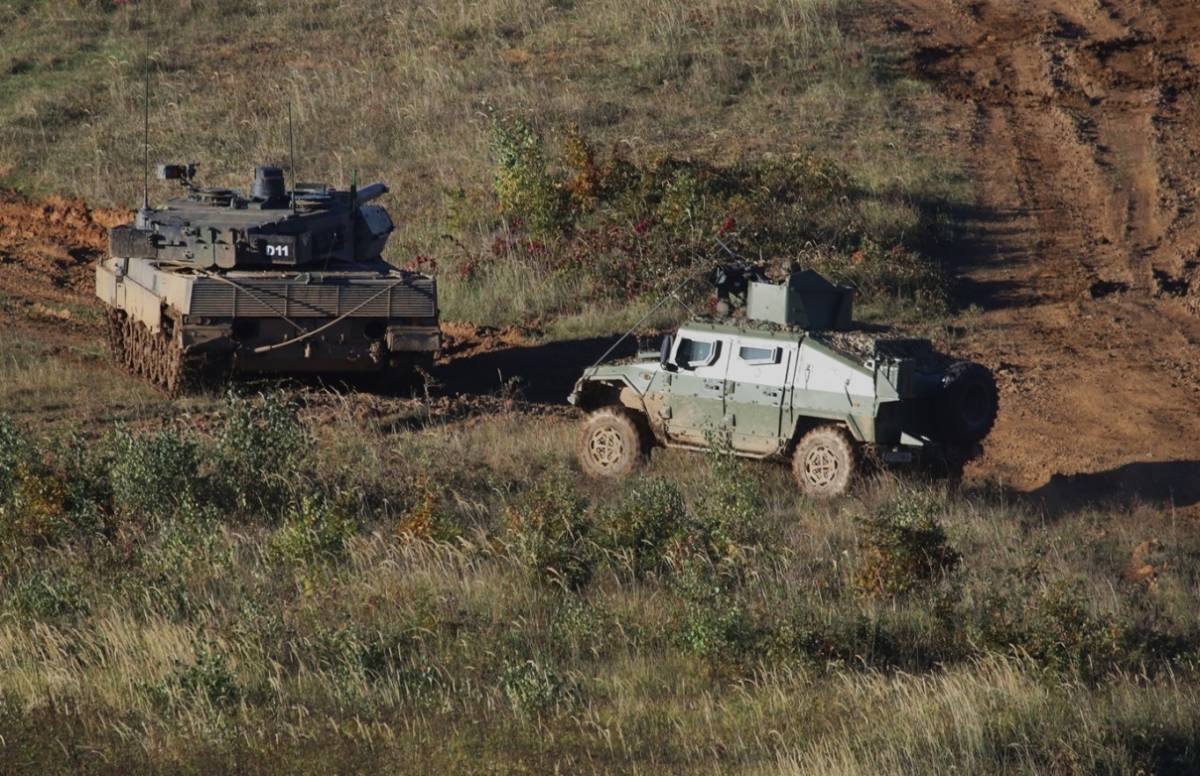 Un carro de combate “Leopard” 2A6 portugués y un VAMTAC ST5 de la BRIPAC en el campo de maniobra de Lešť. (foto: defensa.com) Un carro de combate “Leopard” 2A6 portugués y un VAMTAC ST5 de la BRIPAC en el campo de maniobra de Lešť. (foto: defensa.com)