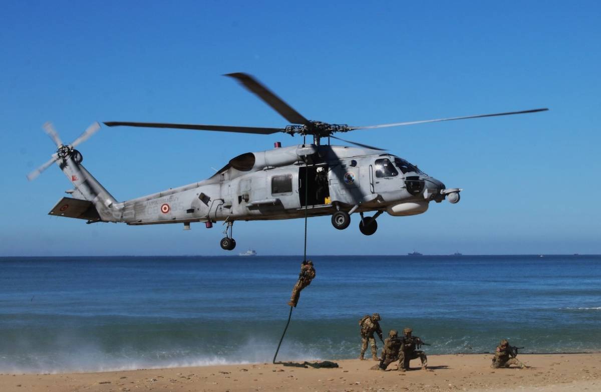 Helicóptero S-70 de la Armada turca desde el que descienden tropas anfibias. (Foto Julio Maíz) Helicóptero S-70 de la Armada turca desde el que descienden tropas anfibias. (Foto Julio Maíz)
