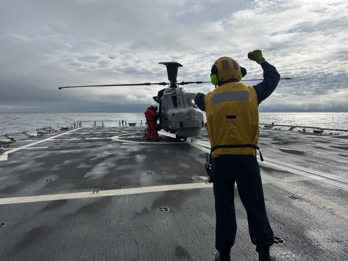 Helicóptero Wildcat británico toma cubierta de la fragata ‘Méndez Núñez’. Helicóptero Wildcat británico toma cubierta de la fragata ‘Méndez Núñez’.