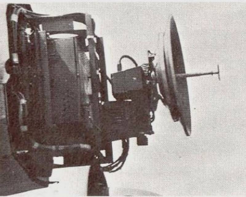 El primer radar aerotransportado alemán que utilizaba un magnetrón apareció en 1943, construido por Telefunken y denominado Berlin N1A. Funcionaba a una frecuencia de 3,3 GHz con una antena reflectora parabólica de 70 cm. de diámetro. Estaba montado en el interior de una cúpula de madera situado en la nariz de un avión Ju 88. Con una potencia de salida de 15 kW. generada por un magnetrón, tenía un alcance de 9 km. Se fabricaron un total de 25 unidades. El primer radar aerotransportado alemán que utilizaba un magnetrón apareció en 1943, construido por Telefunken y denominado Berlin N1A. Funcionaba a una frecuencia de 3,3 GHz con una antena reflectora parabólica de 70 cm. de diámetro. Estaba montado en el interior de una cúpula de madera situado en la nariz de un avión Ju 88. Con una potencia de salida de 15 kW. generada por un magnetrón, tenía un alcance de 9 km. Se fabricaron un total de 25 unidades.