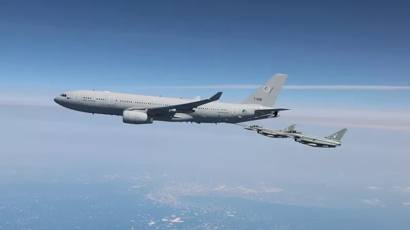 A330 MRTT reabasteciendo de combustible a un par de “Eurofighter”. A330 MRTT reabasteciendo de combustible a un par de “Eurofighter”.