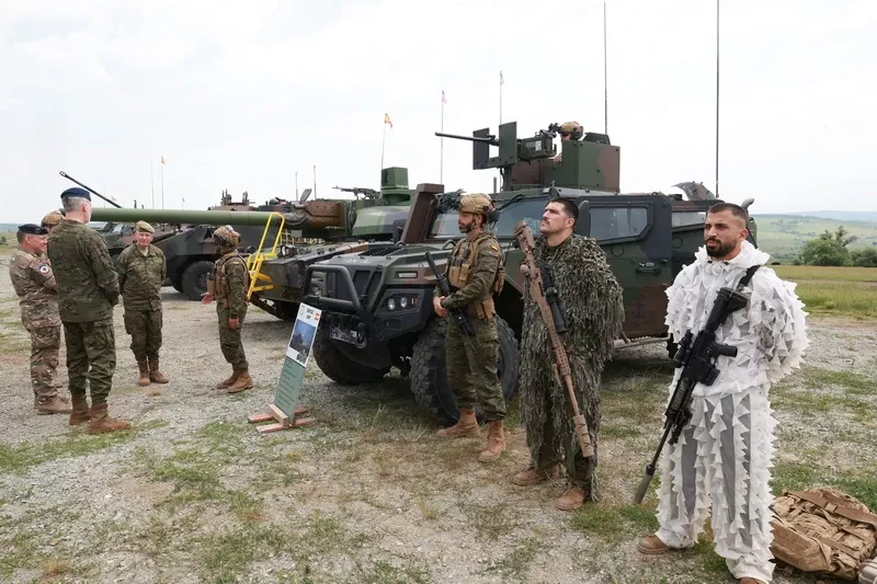 Interesante imagen de tres infantes de Marina españoles, que atestigua que se ha desplegado en el escenario el fusil de precisión Accuracy International AXMC calibre .338, que lleva el segundo por la derecha. (foto Casa Real) Interesante imagen de tres infantes de Marina españoles, que atestigua que se ha desplegado en el escenario el fusil de precisión Accuracy International AXMC calibre .338, que lleva el segundo por la derecha. (foto Casa Real)