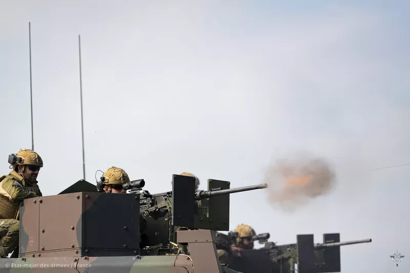 Los 4x4 blindados Urovesa VAMTAC ST5, armados con ametralladoras pesadas Browning de 12,70 mm equipadas con miras de la firma Trijicon, proporcionan un excelente apoyo de fuego. (foto EMAD Francia) Los 4x4 blindados Urovesa VAMTAC ST5, armados con ametralladoras pesadas Browning de 12,70 mm equipadas con miras de la firma Trijicon, proporcionan un excelente apoyo de fuego. (foto EMAD Francia)