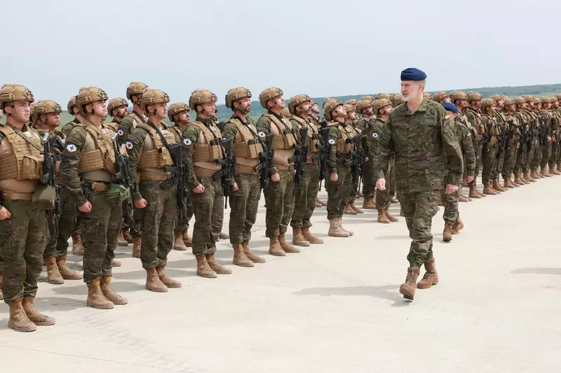 El Rey pasa revista a la formación de infantes de Marina, todos portan los chalecos portaplacas, suministrados por la empresa española El Siglo (la bolsillería es de Bulltac, marca de Viator Plus Ultra ya que el acuerdo diferencia chalecos, cinturones y bolsillería), y los cascos tácticos contra impactos balísticos de la firma Fedur del modelo “Águila”. (foto Casa Real) El Rey pasa revista a la formación de infantes de Marina, todos portan los chalecos portaplacas, suministrados por la empresa española El Siglo (la bolsillería es de Bulltac, marca de Viator Plus Ultra ya que el acuerdo diferencia chalecos, cinturones y bolsillería), y los cascos tácticos contra impactos balísticos de la firma Fedur del modelo “Águila”. (foto Casa Real)