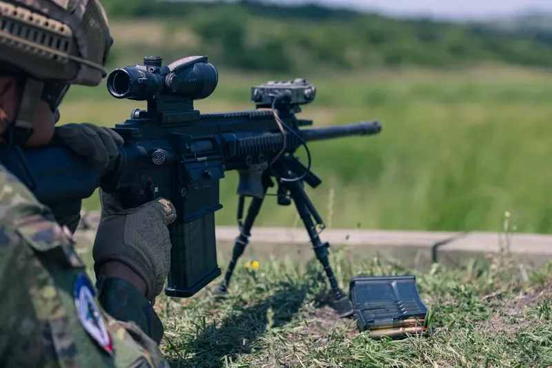 Un infante de Marina enfila su fusil de asalto HK-417A5 (versión cañón largo de 14,5 pulgadas) del potente calibre 7,62 mm. (foto EMAD) Un infante de Marina enfila su fusil de asalto HK-417A5 (versión cañón largo de 14,5 pulgadas) del potente calibre 7,62 mm. (foto EMAD)