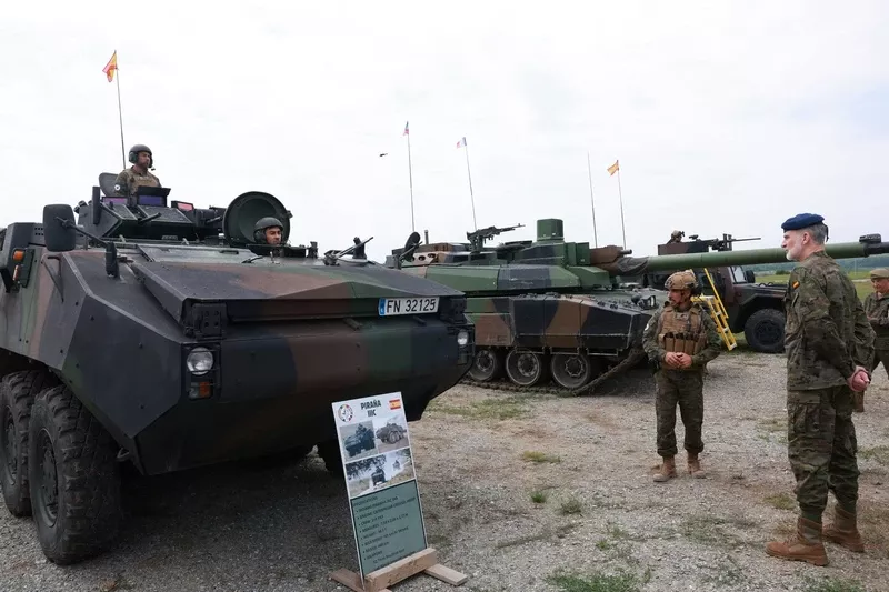El Rey Felipe VI observa una exposición de medios blindados, en primer plano un 8x8 “Piraña” IIIC de la Infantería de Marina española, en segundo plano podemos ver un carro de combate “Leclerc” del Armée de Terre francés. (foto Casa Real) El Rey Felipe VI observa una exposición de medios blindados, en primer plano un 8x8 “Piraña” IIIC de la Infantería de Marina española, en segundo plano podemos ver un carro de combate “Leclerc” del Armée de Terre francés. (foto Casa Real)