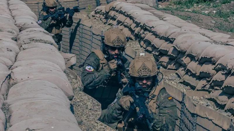 Infantes de Marina españoles limpian una trinchera, van armados con sus fusiles de asalto HK-416A5, llevan cascos Fedur y los chalecos de EL Siglo con bolsillería de Bulltac, marca de Viator Plus Ultra. (foto EMAD) Infantes de Marina españoles limpian una trinchera, van armados con sus fusiles de asalto HK-416A5, llevan cascos Fedur y los chalecos de EL Siglo con bolsillería de Bulltac, marca de Viator Plus Ultra. (foto EMAD)
