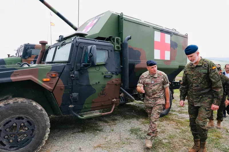 El Rey Felipe VI y un coronel francés pasan frente a la versión del Urovesa VAMTAC ST5 blindado en versión ambulancia. (foto Casa Real) El Rey Felipe VI y un coronel francés pasan frente a la versión del Urovesa VAMTAC ST5 blindado en versión ambulancia. (foto Casa Real)