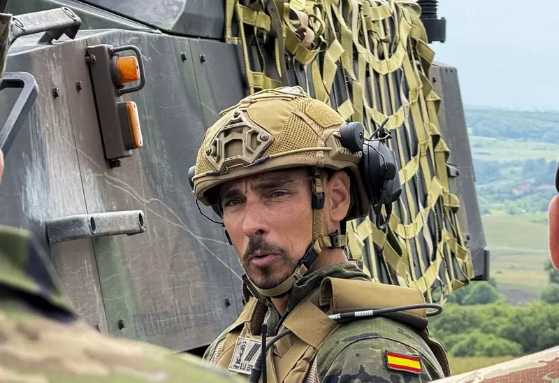 Primer plano de un infante de Marina que lleva un casco cascos táctico de Fedur contra impactos balísticos, se aprecia en la parte delantera dónde se fijan las GVN (Gafas de Visión Nocturna). (foto Ministerio de Defensa) Primer plano de un infante de Marina que lleva un casco cascos táctico de Fedur contra impactos balísticos, se aprecia en la parte delantera dónde se fijan las GVN (Gafas de Visión Nocturna). (foto Ministerio de Defensa)