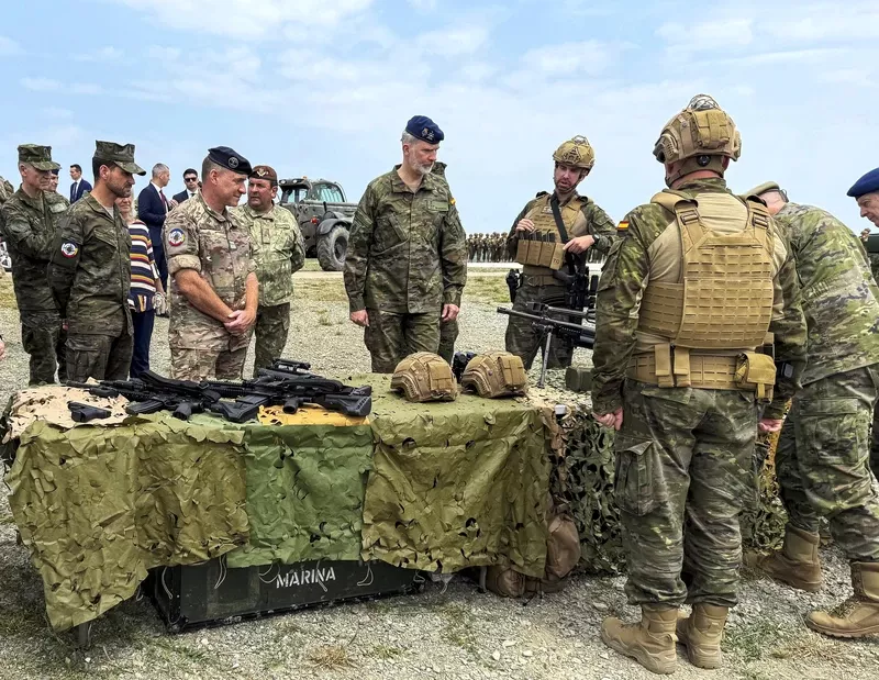 El Rey observa una mesa con armamento de los infantes de Marina, en el lado izquierda se ven los fusiles de asalto HK416 y HK417, y lanzagranadas HK GLM A1 del calibre de 40 mm. (foto Ministerio de Defensa) El Rey observa una mesa con armamento de los infantes de Marina, en el lado izquierda se ven los fusiles de asalto HK416 y HK417, y lanzagranadas HK GLM A1 del calibre de 40 mm. (foto Ministerio de Defensa)