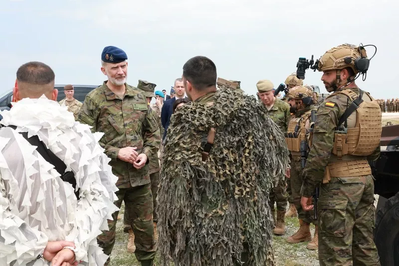 Vista trasera de los infantes de la foto 3, en el de la izquierda lleva traje blanco de invierno de tipo Ghillie, y el tirador de elite (en el centro) otro de dichos trajes de camuflaje, aunque en este caso de tipo boscoso. (foto Casa Real) Vista trasera de los infantes de la foto 3, en el de la izquierda lleva traje blanco de invierno de tipo Ghillie, y el tirador de elite (en el centro) otro de dichos trajes de camuflaje, aunque en este caso de tipo boscoso. (foto Casa Real)