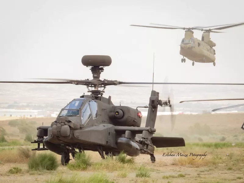 Un helicóptero Apache del Ejército Británico y un Chinook del BHELTRA V durante las maniobras. Foto: Esteban Maiza Un helicóptero Apache del Ejército Británico y un Chinook del BHELTRA V durante las maniobras. Foto: Esteban Maiza