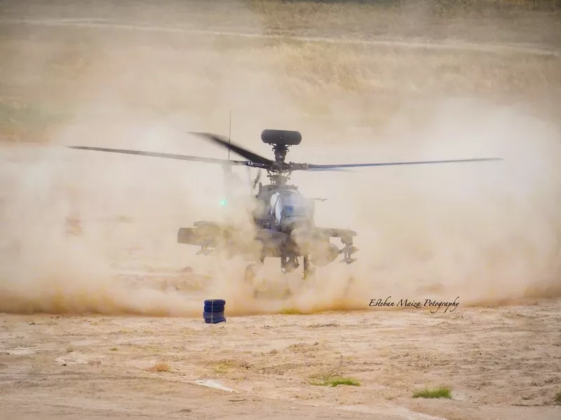 Un helicóptero AH-64E Apache Guardian del Ejército Británico envuelto en una nube de polvo durante una toma. Foto: Esteban Maiza Un helicóptero AH-64E Apache Guardian del Ejército Británico envuelto en una nube de polvo durante una toma. Foto: Esteban Maiza