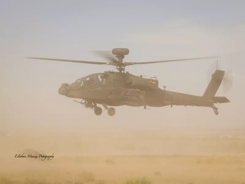 Un Apache en vuelo estacionario levantando una gran nube de polvo. Foto: Esteban Maiza Un Apache en vuelo estacionario levantando una gran nube de polvo. Foto: Esteban Maiza