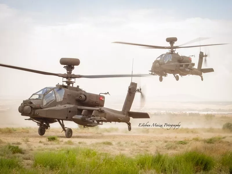 Una patrulla de dos Apache iniciando el despegue desde el CENAD. Foto: Esteban Maiza Una patrulla de dos Apache iniciando el despegue desde el CENAD. Foto: Esteban Maiza