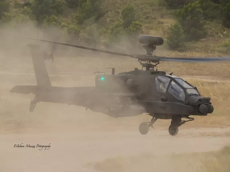 Un Apache Guardian despegando de un punto de toma levantando una nube de polvo. Foto: Esteban Maiza Un Apache Guardian despegando de un punto de toma levantando una nube de polvo. Foto: Esteban Maiza