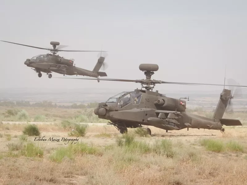 Una patrulla de dos Apache en una zona de aterrizaje. Foto: Esteban Maiza Una patrulla de dos Apache en una zona de aterrizaje. Foto: Esteban Maiza