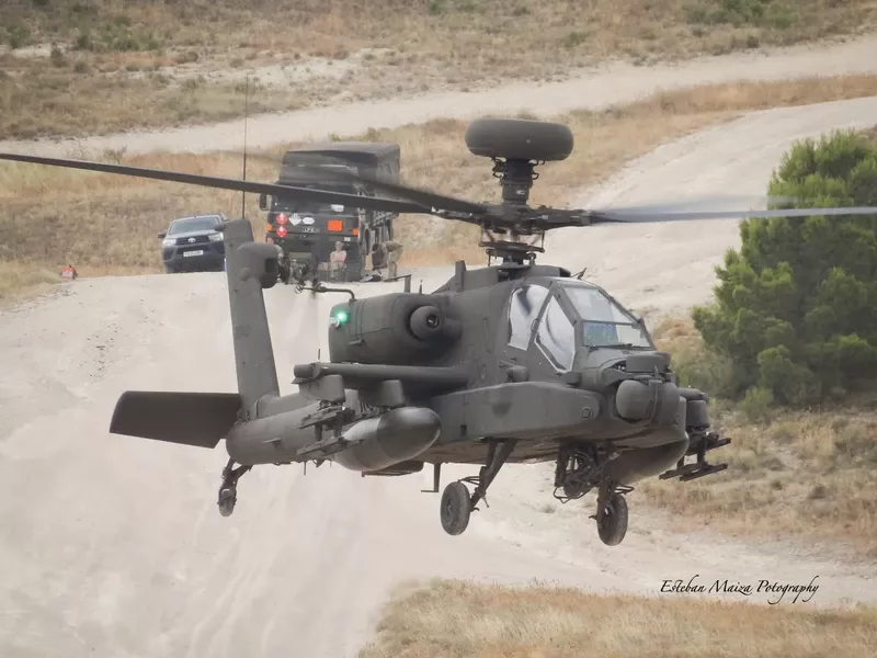 Un Apache ejecutando una aproximación a un punto de toma en polvo. Foto: Esteban Maiza Un Apache ejecutando una aproximación a un punto de toma en polvo. Foto: Esteban Maiza