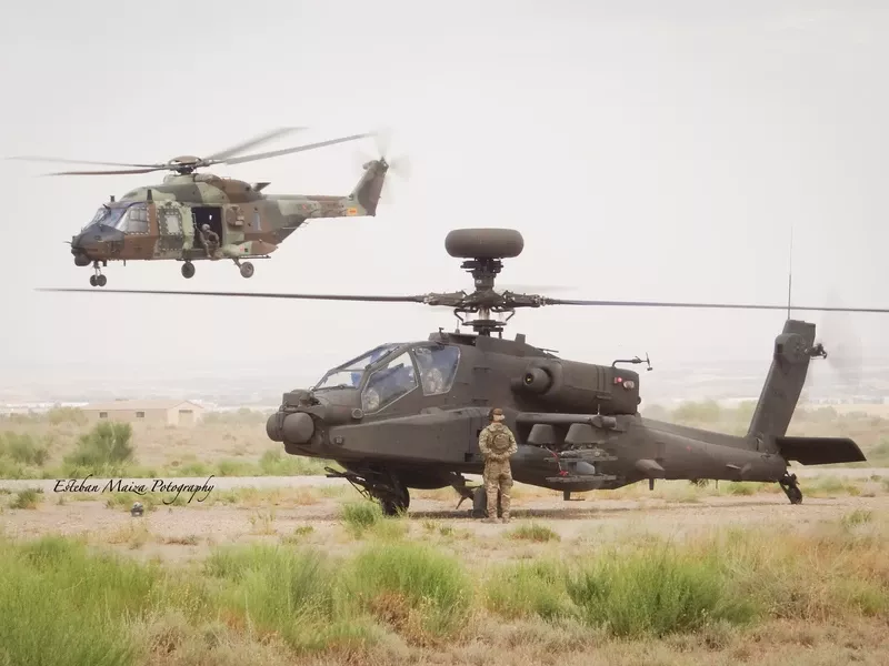 Un Apache arrancando mientras un NH-90 Sarrio del BHELMA III despega. Foto: Esteban Maiza Un Apache arrancando mientras un NH-90 Sarrio del BHELMA III despega. Foto: Esteban Maiza