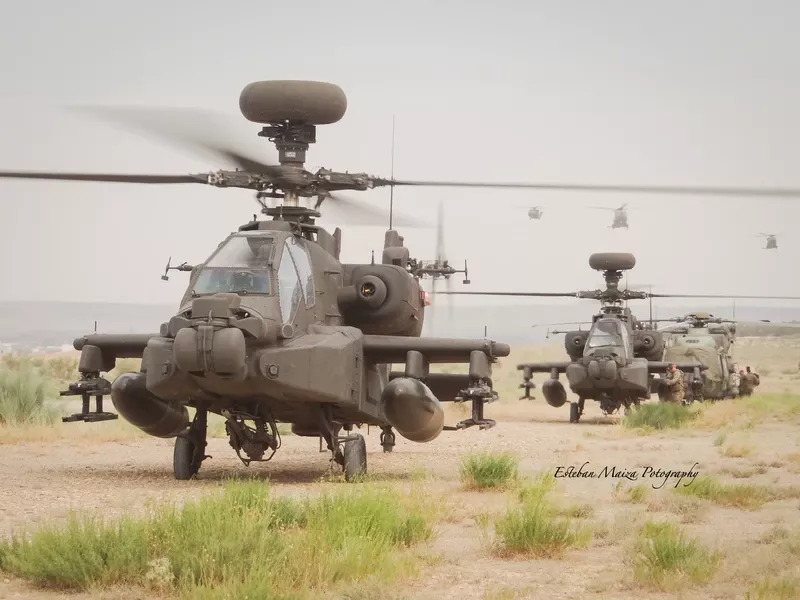 Dos Apache arrancando motores mientras tres NH90 se aproximan para la toma de fondo. Foto: Esteban Maiza Dos Apache arrancando motores mientras tres NH90 se aproximan para la toma de fondo. Foto: Esteban Maiza