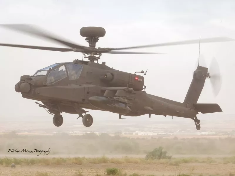 Un Apache en vuelo estacionario sobre el CENAD de San Gregorio Foto: Esteban Maiza Un Apache en vuelo estacionario sobre el CENAD de San Gregorio Foto: Esteban Maiza