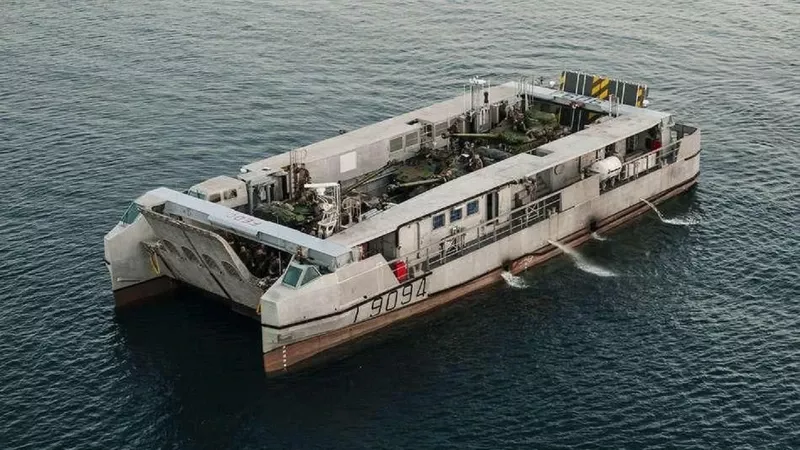 Francia dispone ya del EDA-R, concepto anfibio de notable tamaño para permitir mover cargas máximas de 80 toneladas. Foto: Octavio Díez Cámara Francia dispone ya del EDA-R, concepto anfibio de notable tamaño para permitir mover cargas máximas de 80 toneladas. Foto: Octavio Díez Cámara