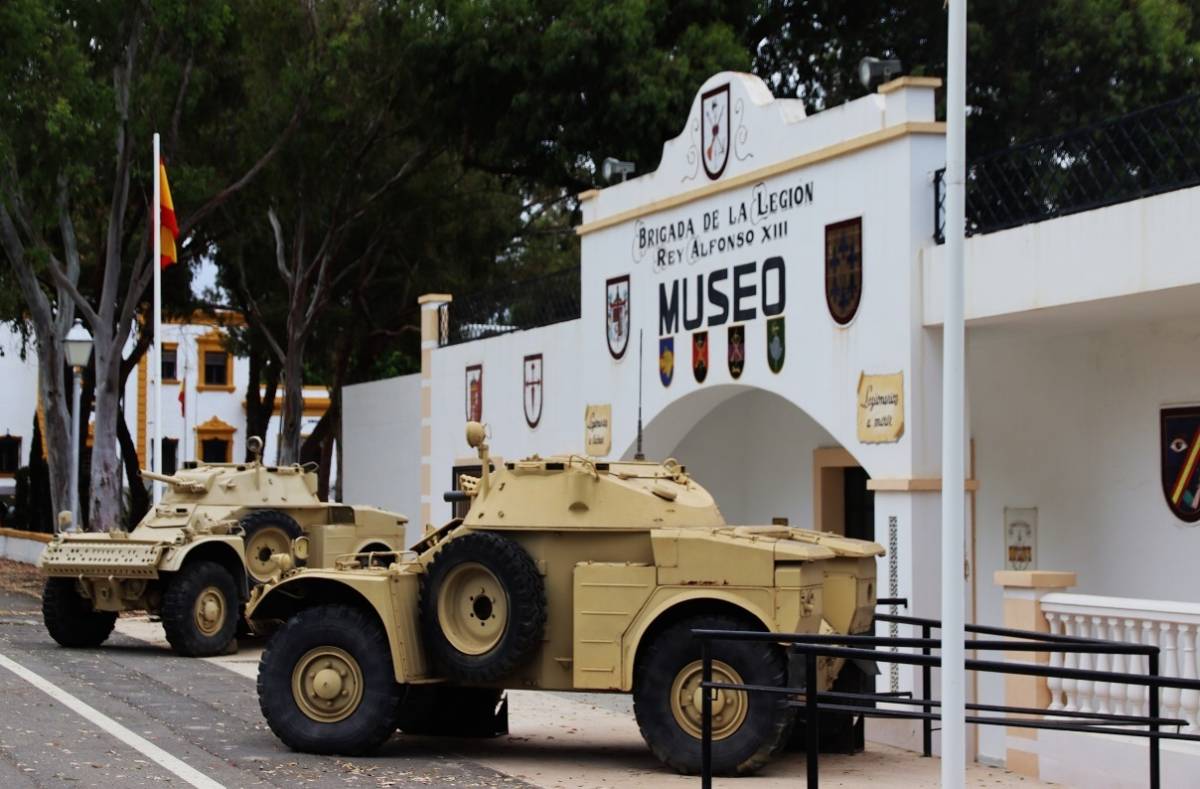 Fachada del edificio de la colección museográfica de la Legión en Viator, en la que se aprecian los dos AML-60. (foto Julio Maiz Gutiérrez) Fachada del edificio de la colección museográfica de la Legión en Viator, en la que se aprecian los dos AML-60. (foto Julio Maiz Gutiérrez)