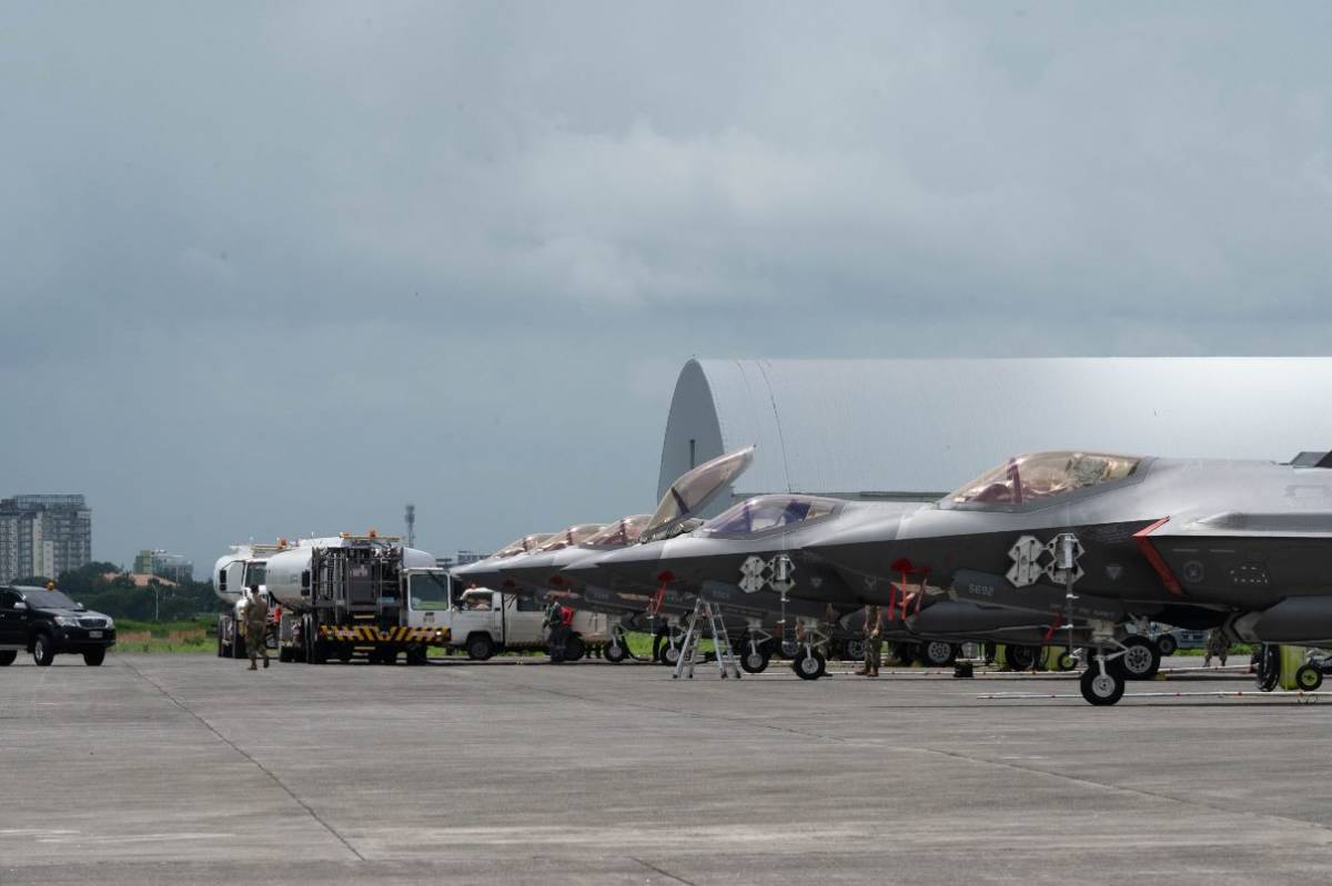 Línea de F-35A de Hill en una plataforma de la base César Basa de la Fuerza Aérea de Filipinas. (Foto USAF) Línea de F-35A de Hill en una plataforma de la base César Basa de la Fuerza Aérea de Filipinas. (Foto USAF)