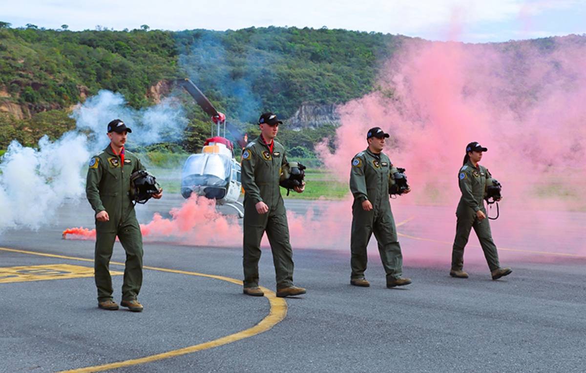Los oficiales chilenos que se han formado como pilotos de helicóptero en Colombia. Los oficiales chilenos que se han formado como pilotos de helicóptero en Colombia.