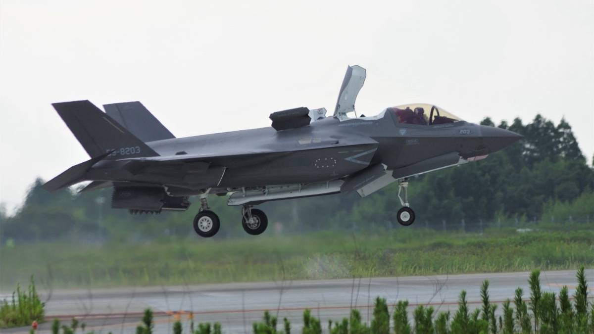 Uno de los primeros F-35B de la JASDF aterrizando por primera vez en Japón. (foto JASDF) Uno de los primeros F-35B de la JASDF aterrizando por primera vez en Japón. (foto JASDF)