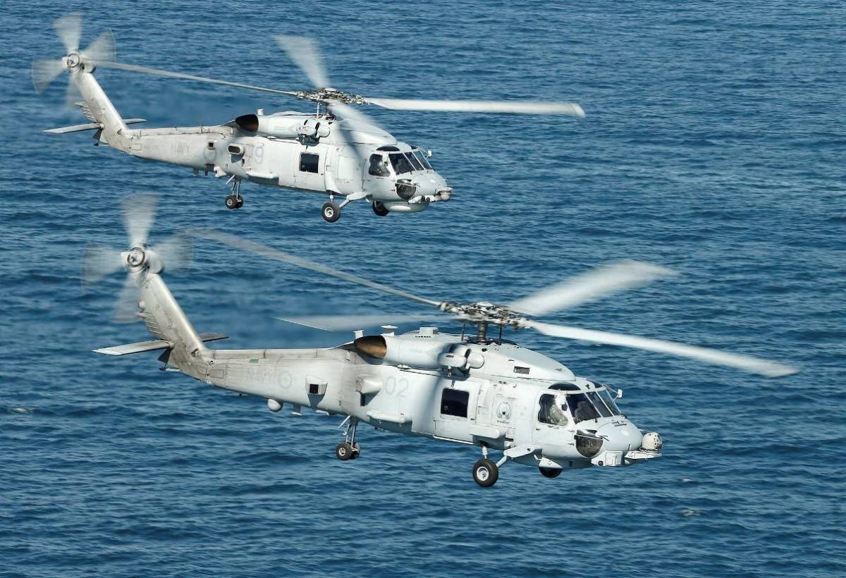 Dos de los MH-60R del la Real Marina de Australia volando en formación. (foto Departamento de Defensa de Estados Unidos) Dos de los MH-60R del la Real Marina de Australia volando en formación. (foto Departamento de Defensa de Estados Unidos)