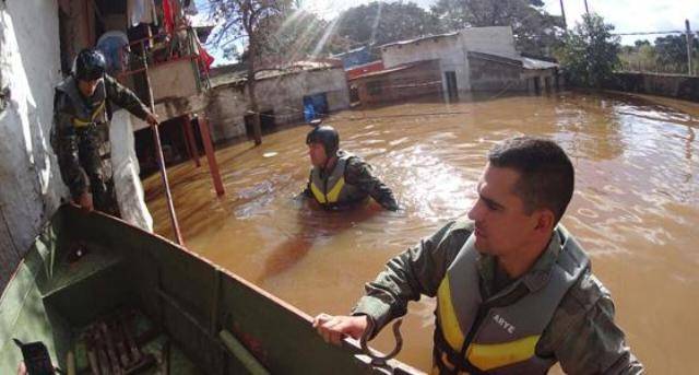Resultado de imagen para Fuerzas Armadas en las inundaciones. Argentina