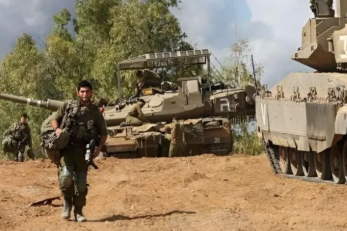 Otro de los Merkava de lsrael dotado de un sistema de proteccin de rejas.