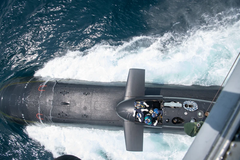 Submarino de la Armada de Chile junto aun helicptero.