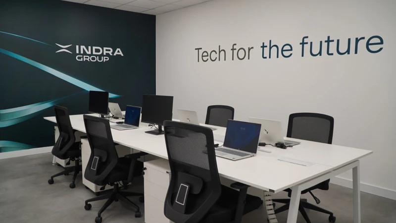 Sala del centro estrat�gico para sistemas de defensa y tr�fico a�reo de Indra en Uruguay. Foto: Indra