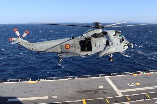 no de los veteranos helicpteros Sikorsky SH-3D Sea King a punto de tomar en la cubierta del JCI (foto Julio Maz).