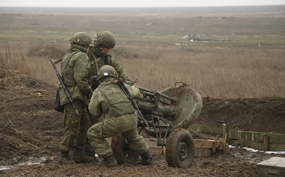 Personal de la 150 División Motorizada (8º Ejército de Guardias) asentando un mortero 2S12 Sani de 120 mm.