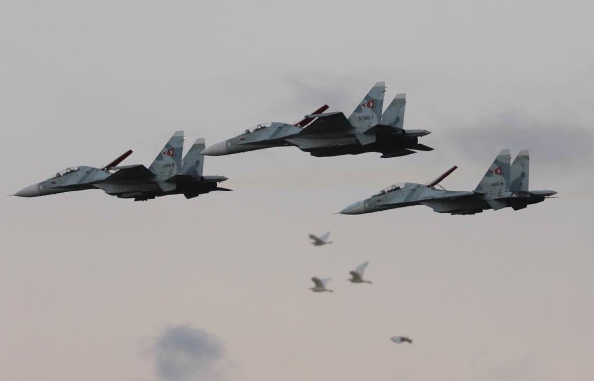 Formación de aviones  Sukhoi Su-30MK2 y Lockheed Martin F-16A