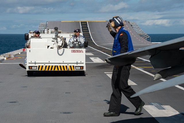 Un pequeo vehculo contra incendios de la firma Einsa en la cubierta del JCI, listo para cubrir cualquier eventualidad de este tipo que surja (foto MARCOM OTAN).