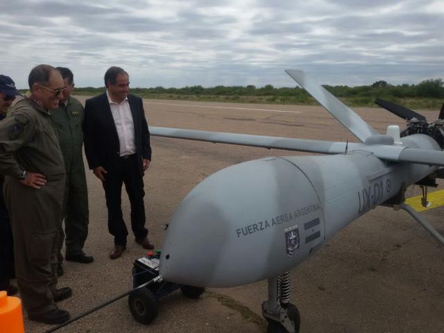 El%20Ministro%20de%20Defensa%20observa%20uno%20de%20los%20UAV%20desarrollados%20por%20la%20FAA.jpg