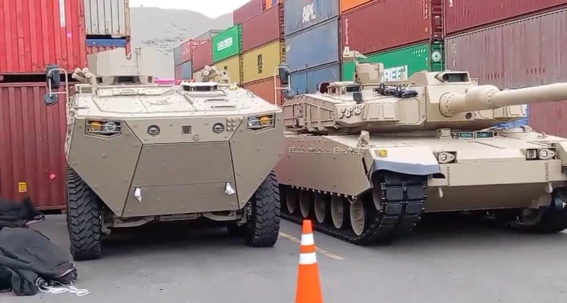 Blindado 8x8 K-808P y carro de combate K-2 Black Panther.