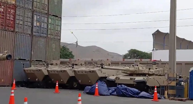 Tres blindados 8x8 K-808P y junto a un carro de combate K-2 Black Panther.