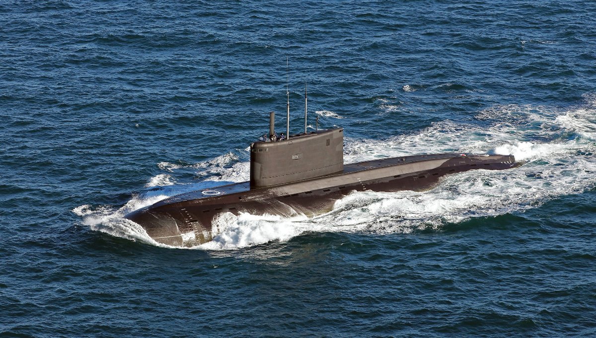 Submarino%20clase%20Kilo%20proyecto%20877%20en%20superficie.jpg