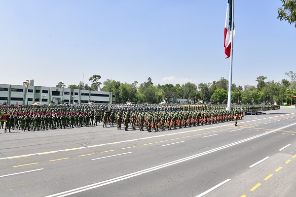 Militares en desfile por la Independencia de M�xico