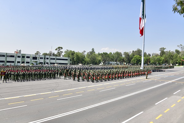 Militares en desfile por la Independencia de México
