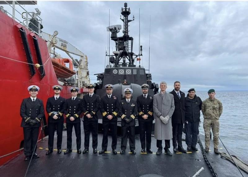 Delegaci�n de la Armada de Chile y Reino Unido en la Lancha de Acci�n Mar�tima (LAM), LAM-30 