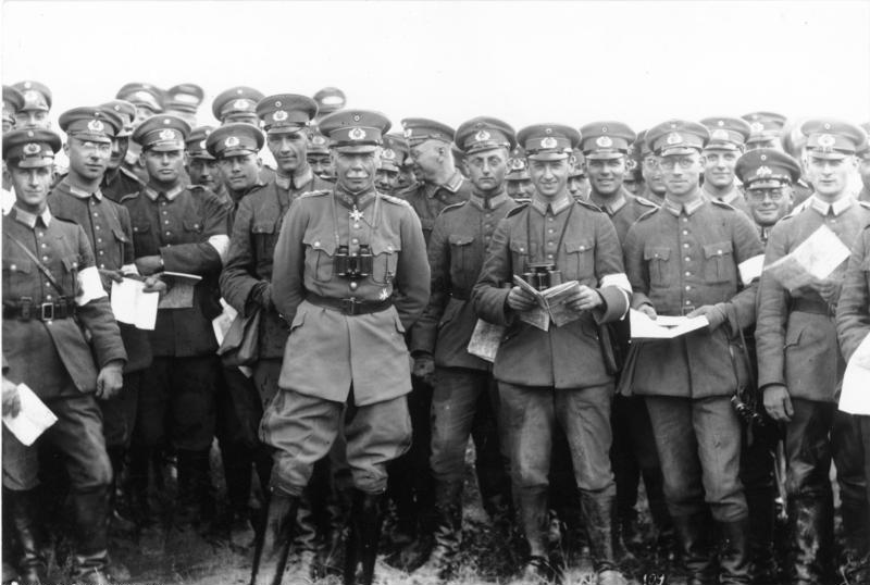 Gral Von Seeckt, jefe de la Reichswehr junto a oficiales en un ejercicio en 1925